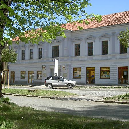 Hotel U Cerneho Orla Kostelec nad Cernymi Lesy ภายนอก รูปภาพ