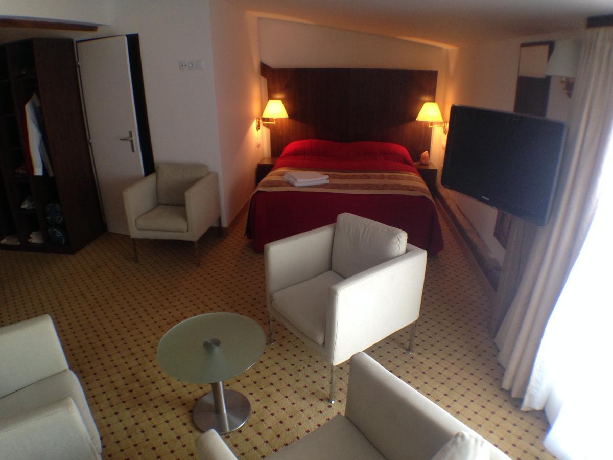 Hotel U Cerneho Orla Kostelec nad Cernymi Lesy ภายนอก รูปภาพ