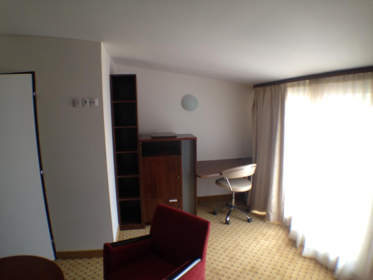 Hotel U Cerneho Orla Kostelec nad Cernymi Lesy ภายนอก รูปภาพ
