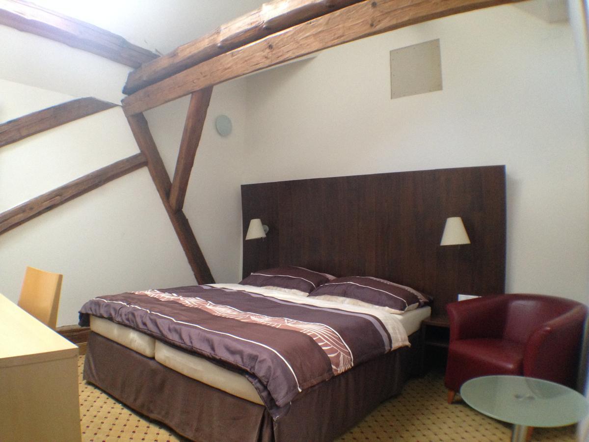 Hotel U Cerneho Orla Kostelec nad Cernymi Lesy ภายนอก รูปภาพ