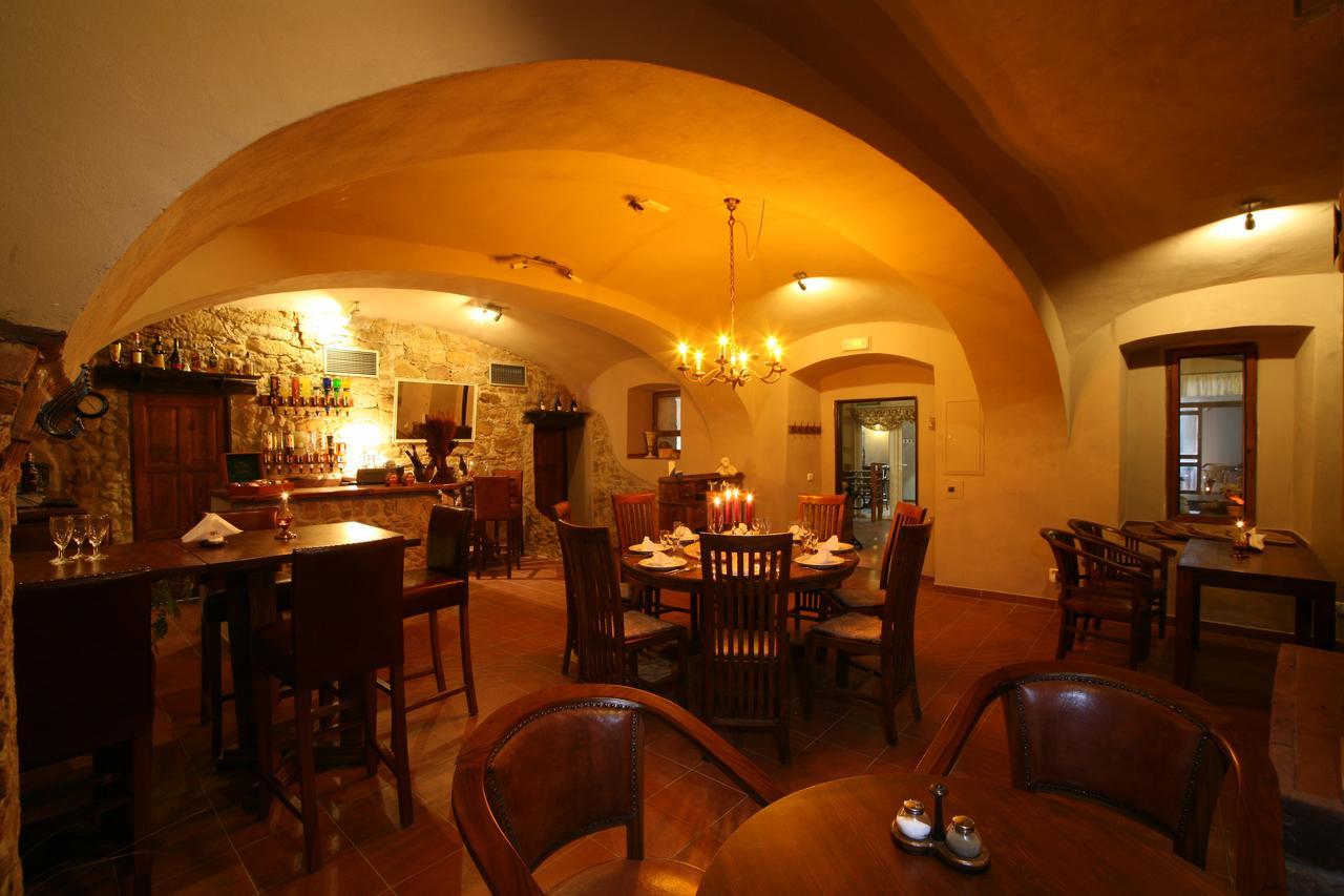 Hotel U Cerneho Orla Kostelec nad Cernymi Lesy ภายนอก รูปภาพ