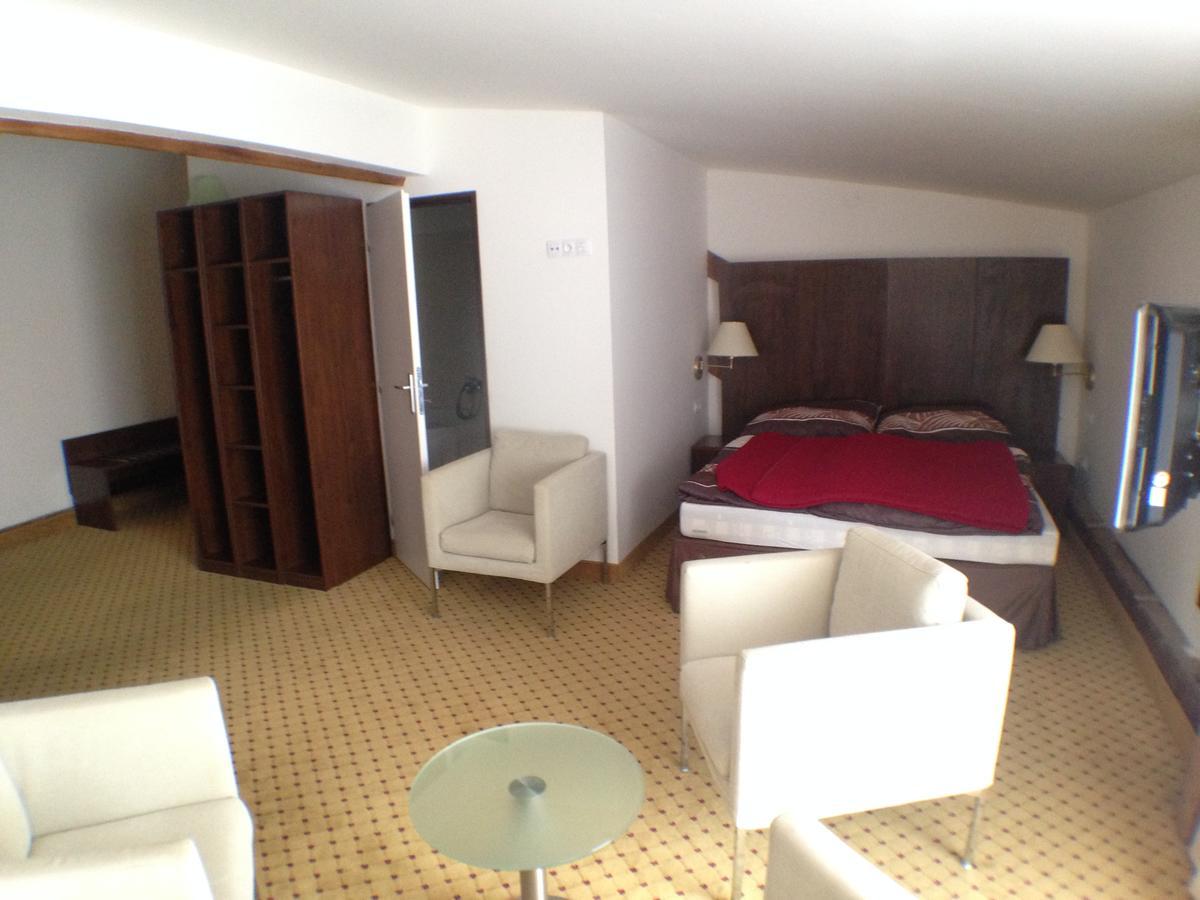 Hotel U Cerneho Orla Kostelec nad Cernymi Lesy ภายนอก รูปภาพ