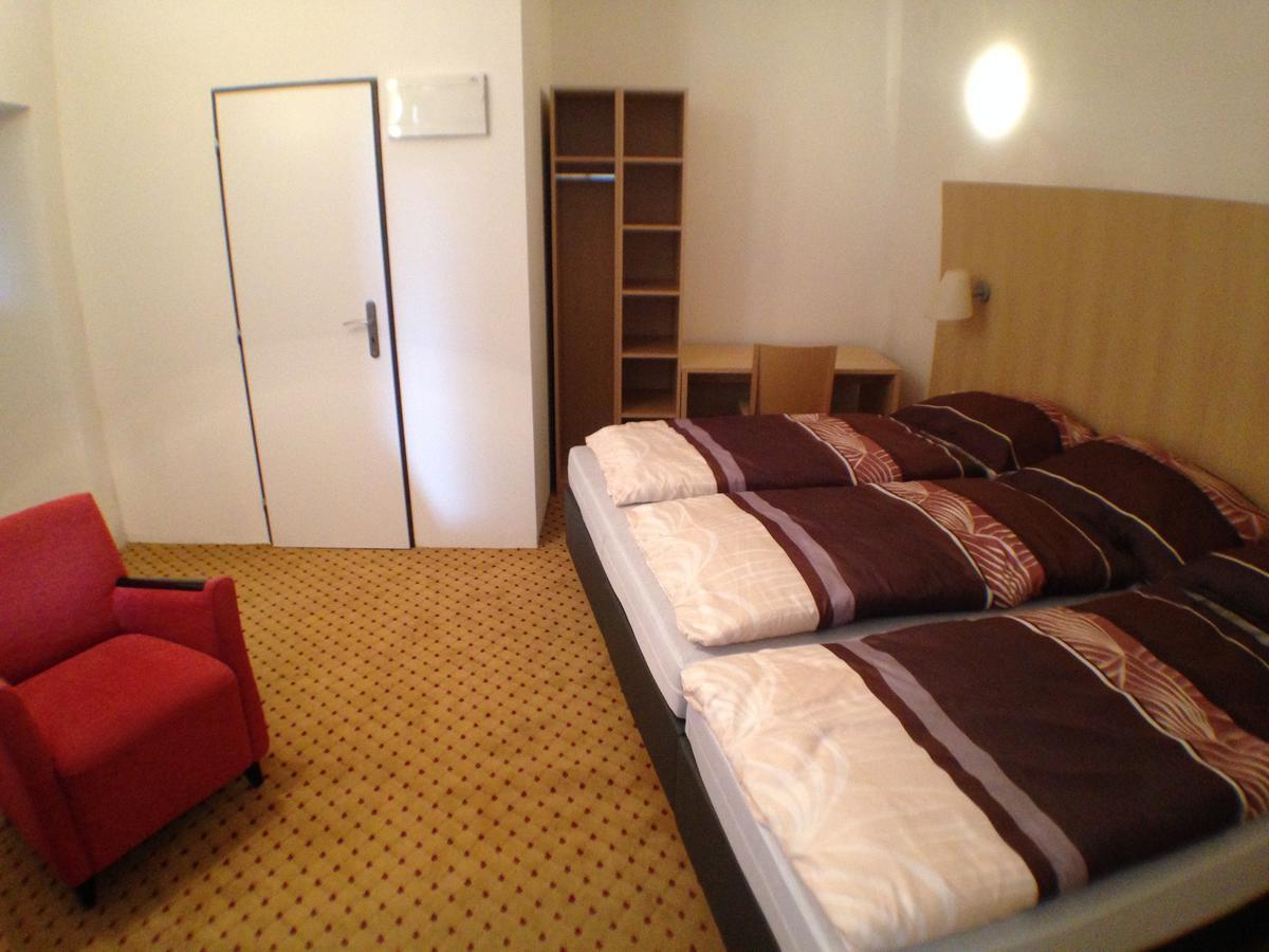 Hotel U Cerneho Orla Kostelec nad Cernymi Lesy ภายนอก รูปภาพ