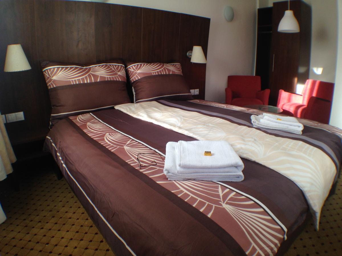 Hotel U Cerneho Orla Kostelec nad Cernymi Lesy ภายนอก รูปภาพ