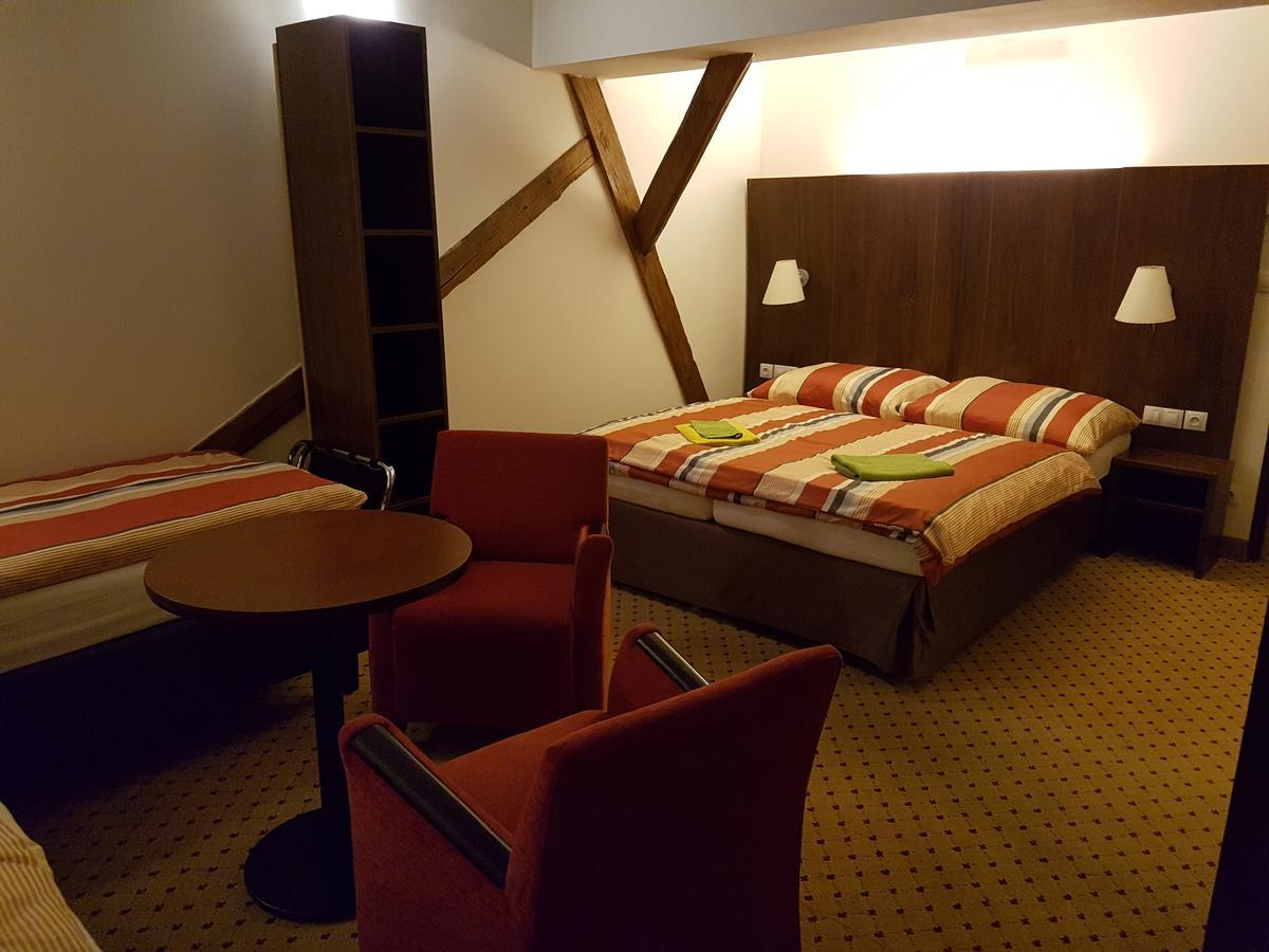 Hotel U Cerneho Orla Kostelec nad Cernymi Lesy ภายนอก รูปภาพ