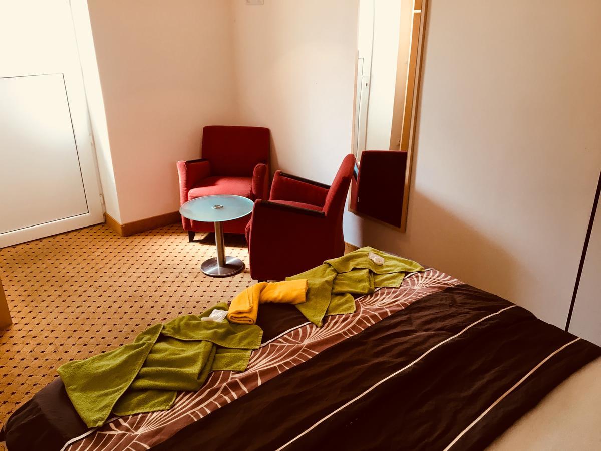 Hotel U Cerneho Orla Kostelec nad Cernymi Lesy ภายนอก รูปภาพ
